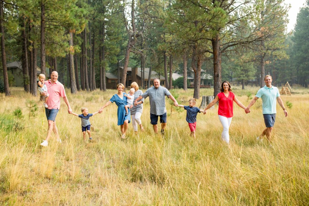 Large Extended Family portrait taken with the tall grass around Black Butte Ranch in Sisters, Oregon